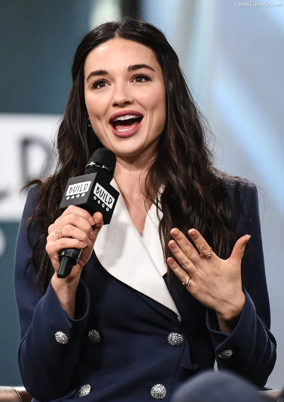 Crystal Reed photo 13 of 162