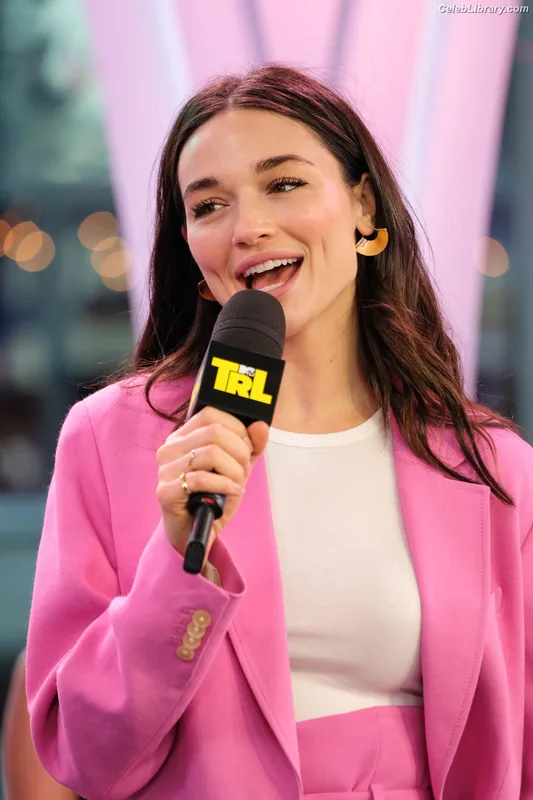 Crystal Reed photo 14 of 162
