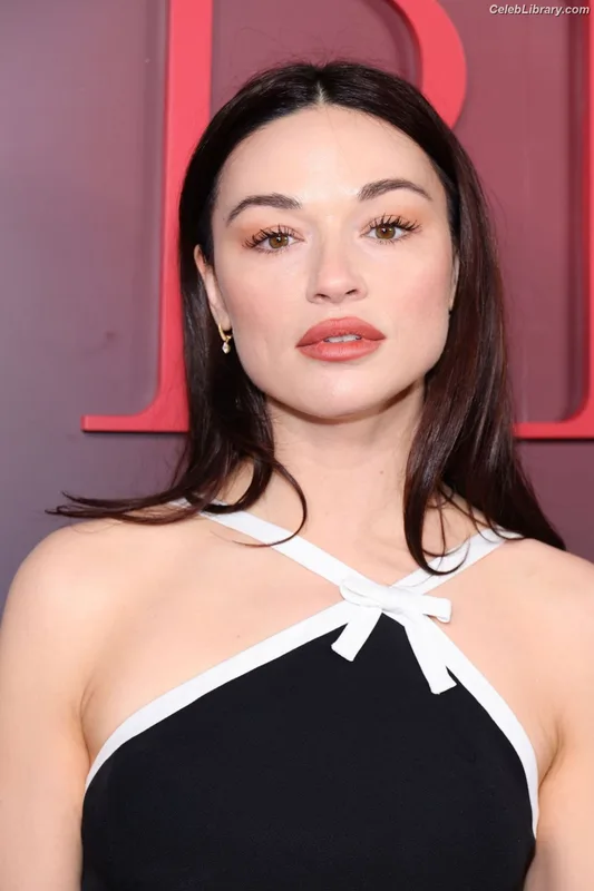 Crystal Reed photo 2 of 162