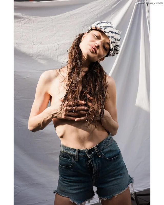 Crystal Reed photo 7 of 162
