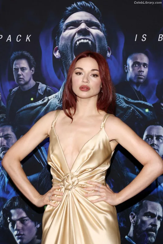 Crystal Reed photo 9 of 162