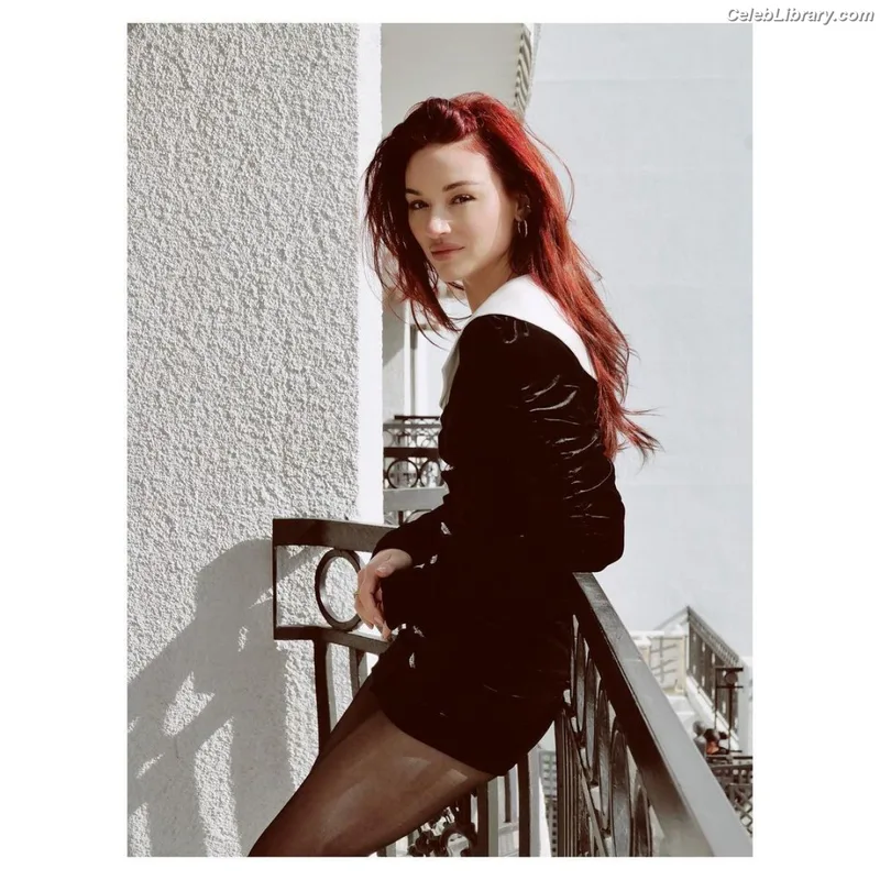 Crystal Reed photo 10 of 162