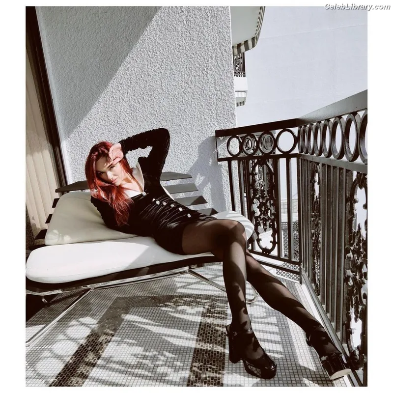 Crystal Reed photo 6 of 162