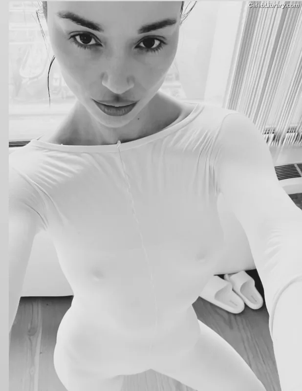 Crystal Reed photo 20 of 162
