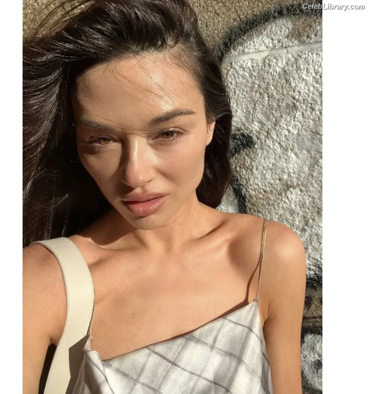 Crystal Reed photo 21 of 162