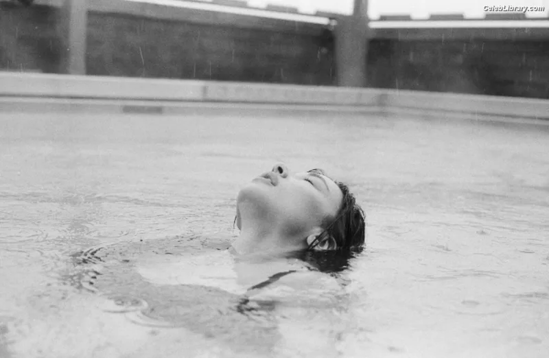 Crystal Reed photo 24 of 162