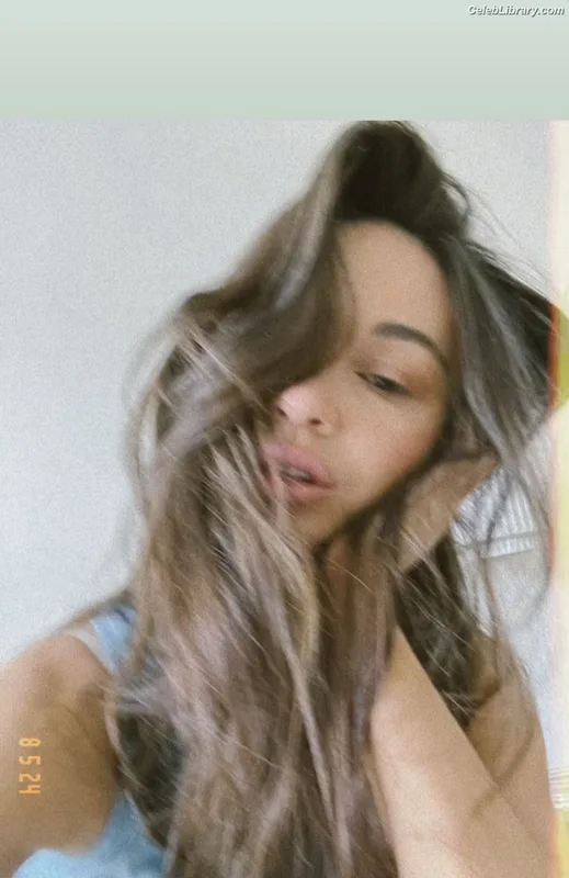 Crystal Reed photo 1 of 162