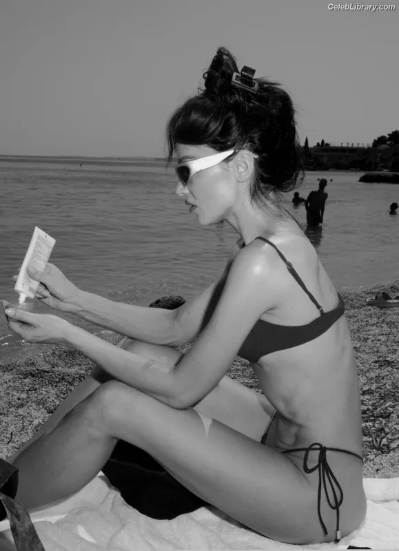 Crystal Reed photo 3 of 162