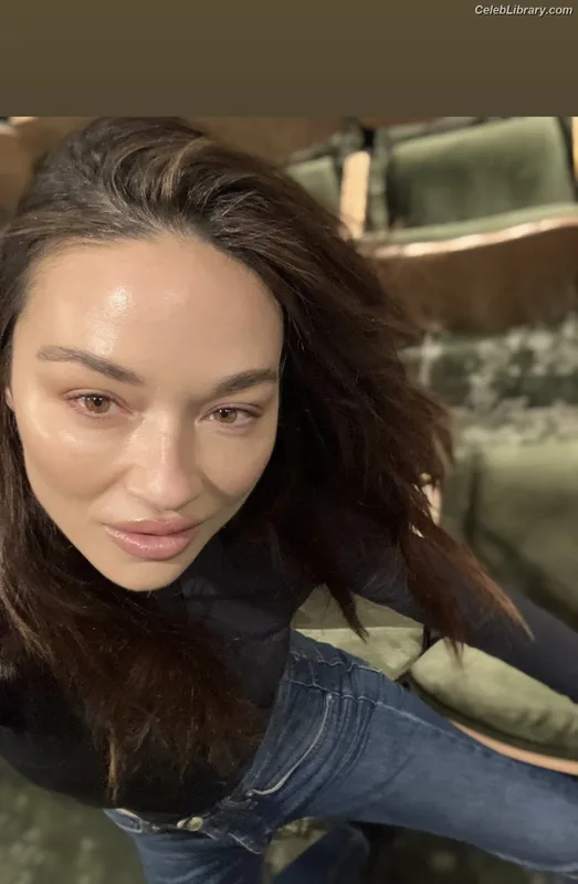 Crystal Reed photo 6 of 162