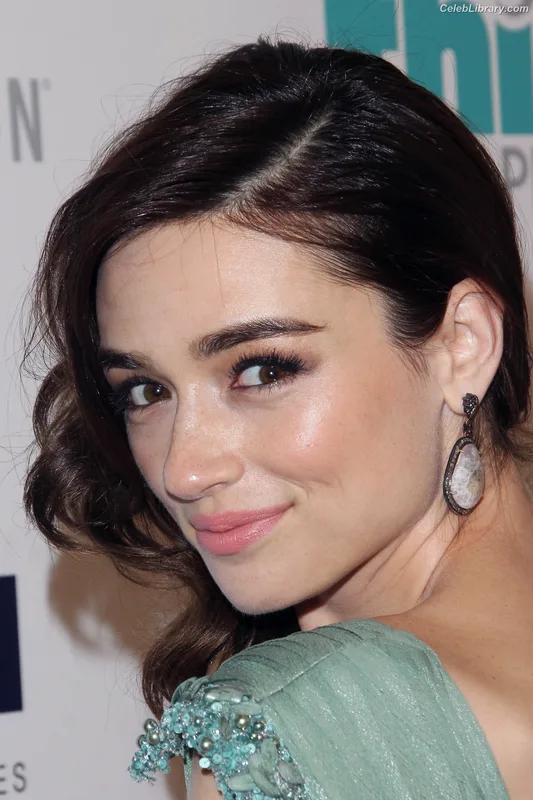 Crystal Reed photo 10 of 162