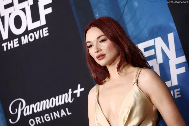 Crystal Reed photo 14 of 162