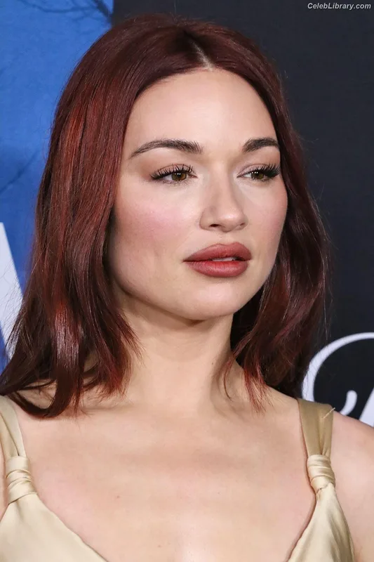 Crystal Reed photo 16 of 162