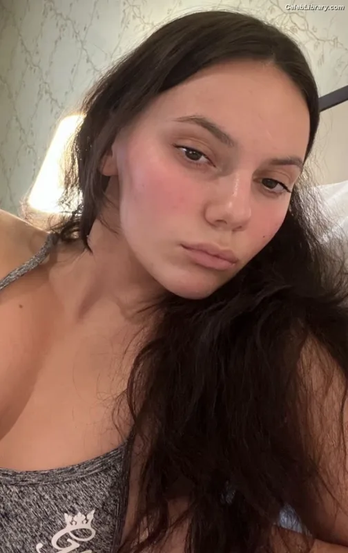 Dafne Keen photo 18 of 1056