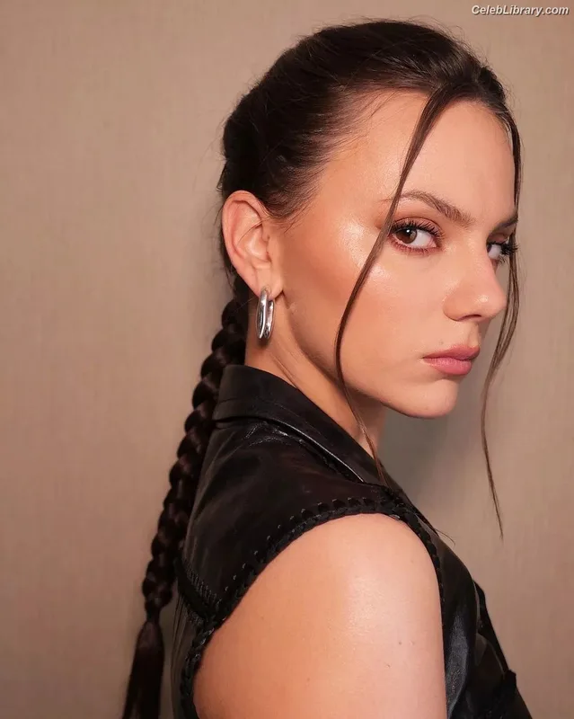 Dafne Keen photo 4 of 1056