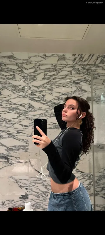 Dafne Keen photo 2 of 1056