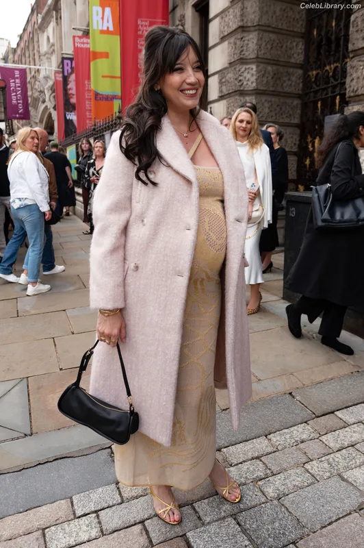 Daisy Lowe photo 20 of 47