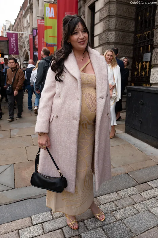 Daisy Lowe photo 21 of 47