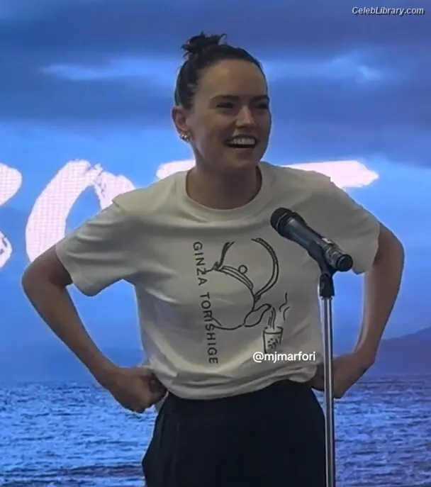 Daisy Ridley photo 1 of 1218