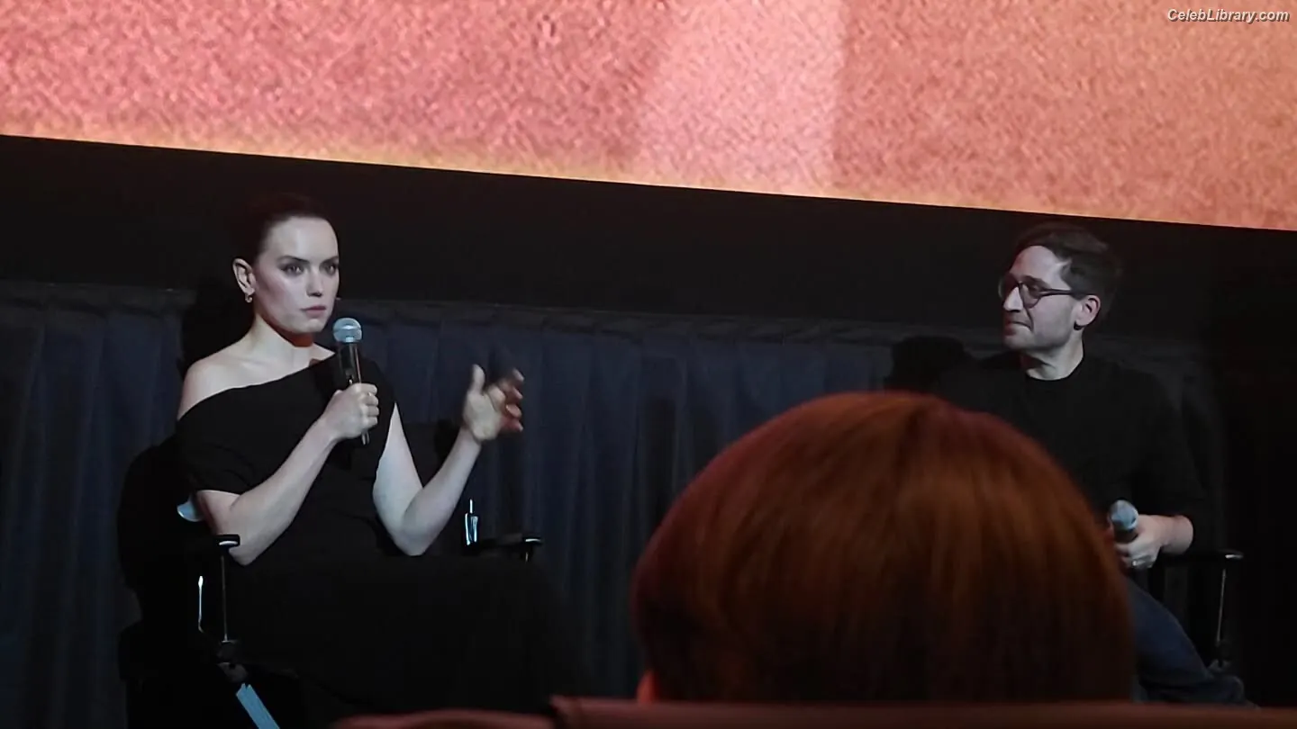 Daisy Ridley photo 22 of 1218