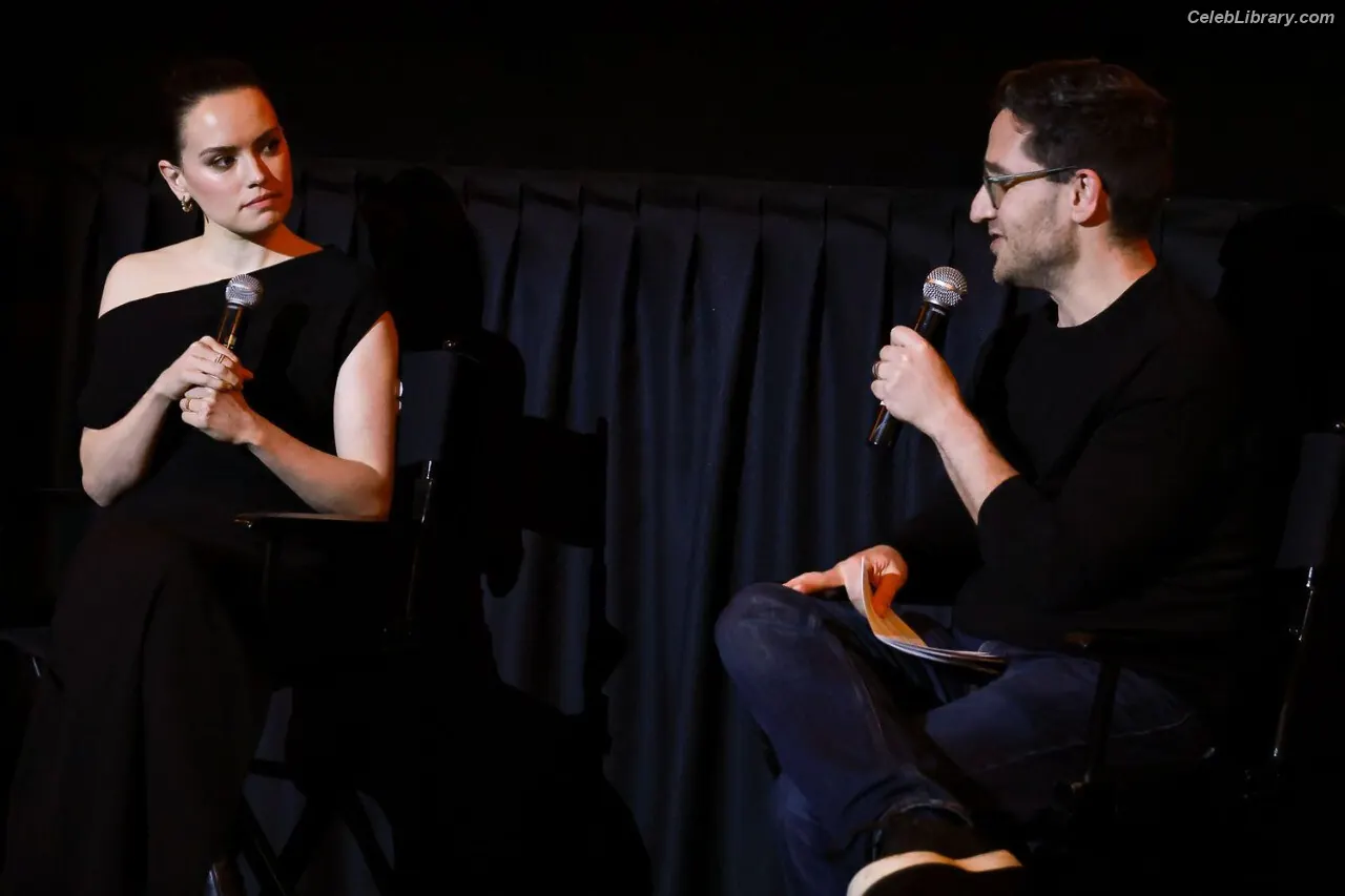 Daisy Ridley photo 2 of 1218