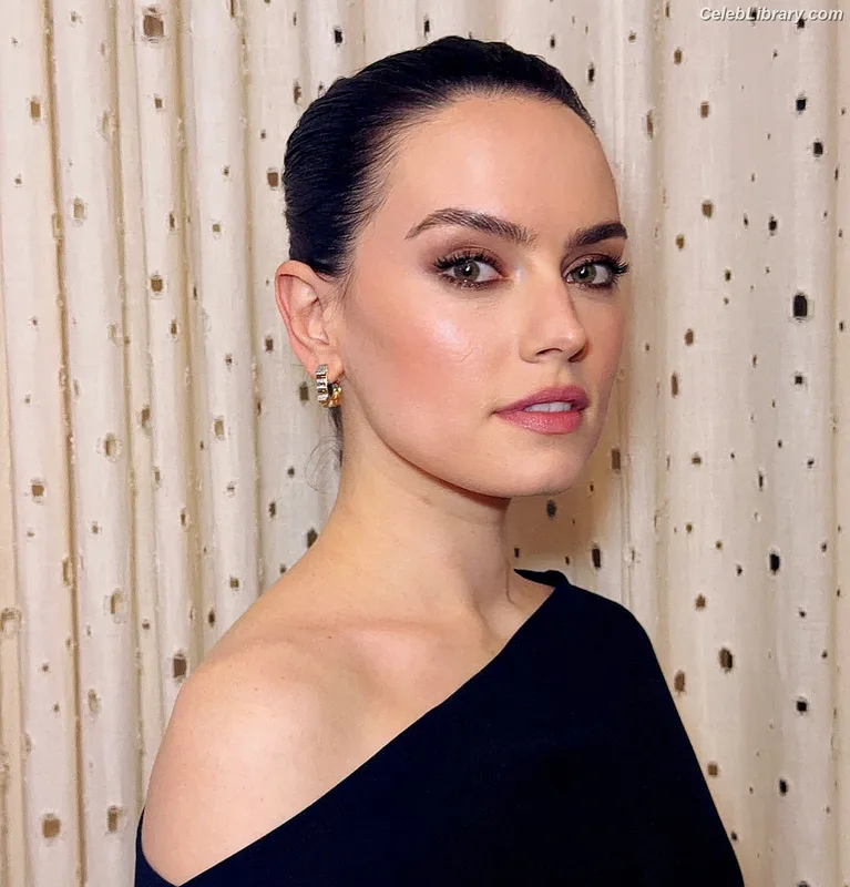 Daisy Ridley photo 14 of 1214