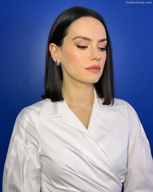 Daisy Ridley photo 17 of 1214