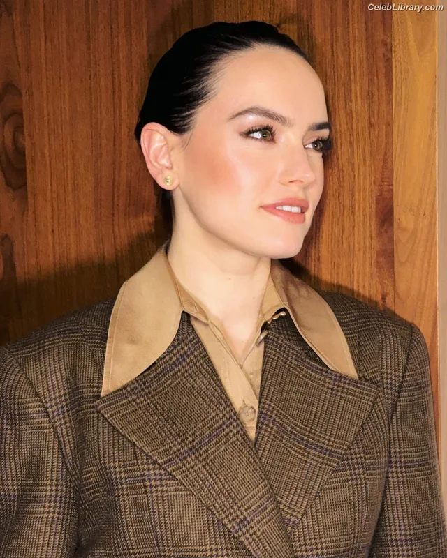 Daisy Ridley photo 21 of 1214