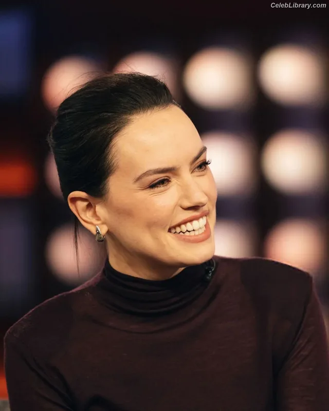 Daisy Ridley photo 2 of 1214