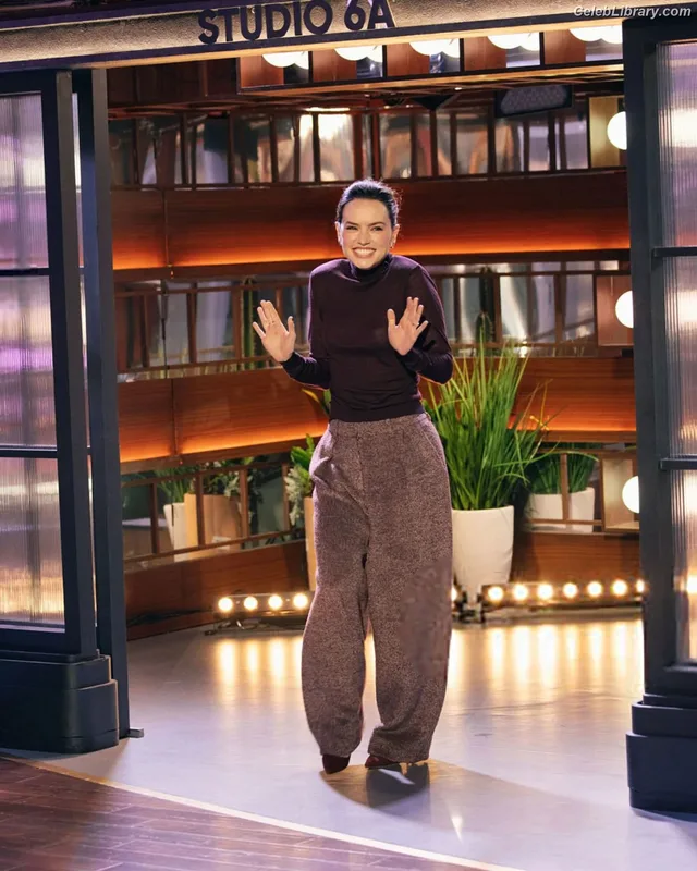 Daisy Ridley photo 3 of 1214