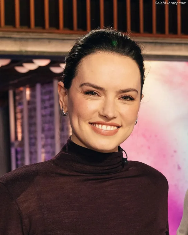 Daisy Ridley photo 4 of 1214
