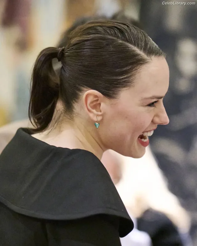 Daisy Ridley photo 9 of 1214