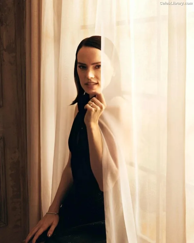 Daisy Ridley photo 15 of 1214