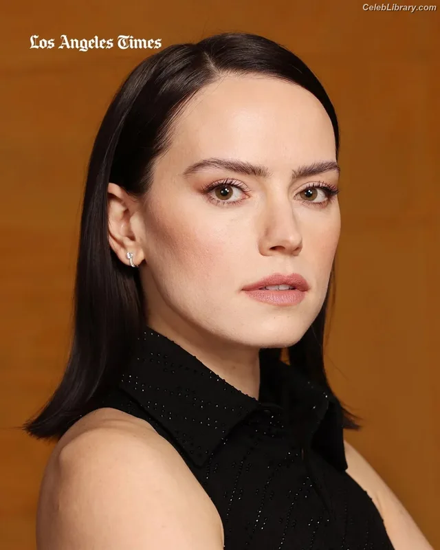 Daisy Ridley photo 12 of 1214