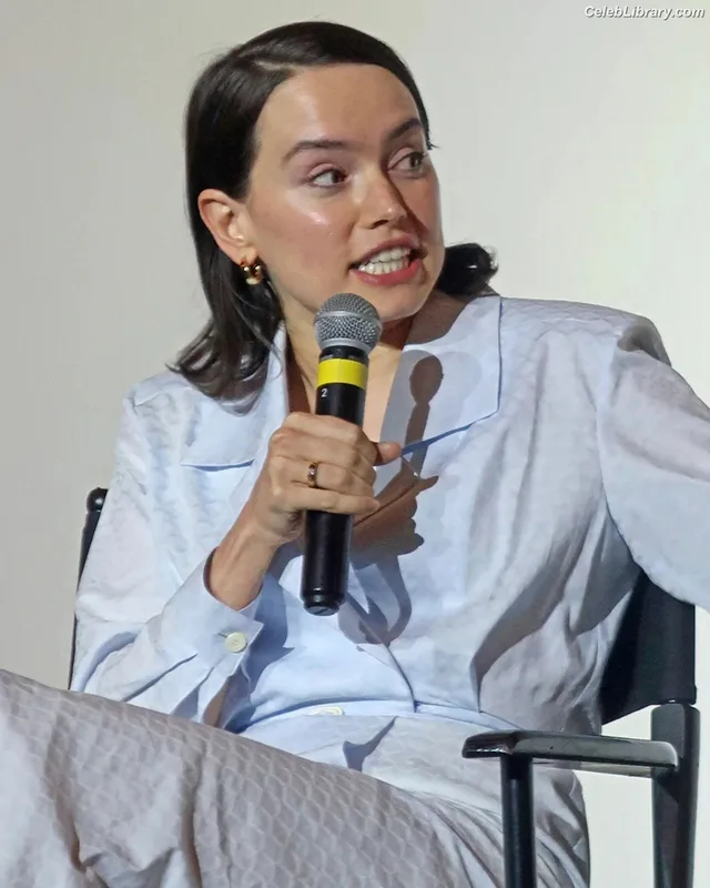 Daisy Ridley photo 18 of 1214