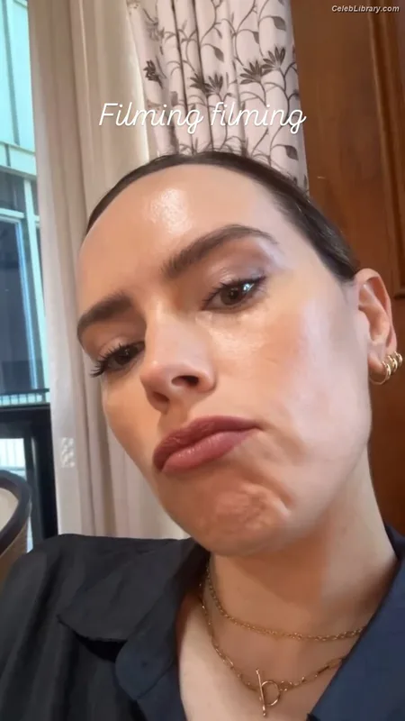 Daisy Ridley photo 10 of 1214