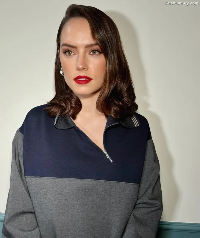 Daisy Ridley photo 4 of 1214