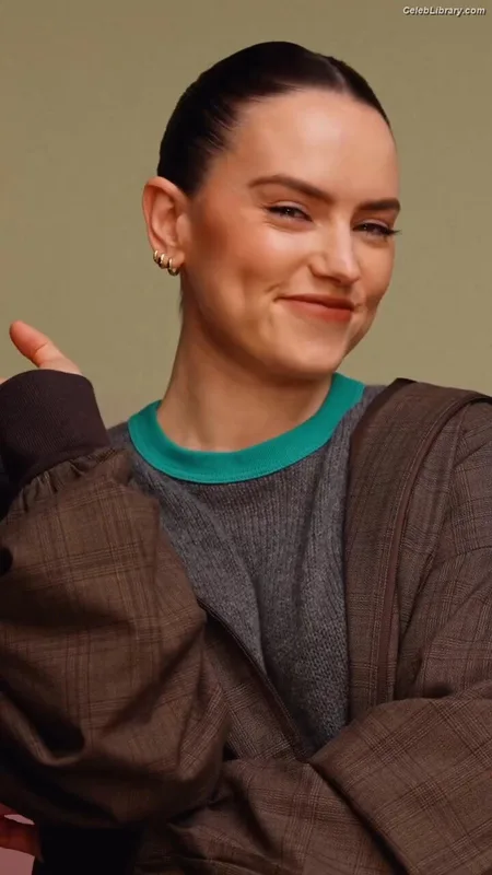 Daisy Ridley photo 17 of 1214