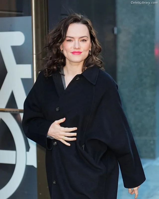 Daisy Ridley photo 15 of 1214