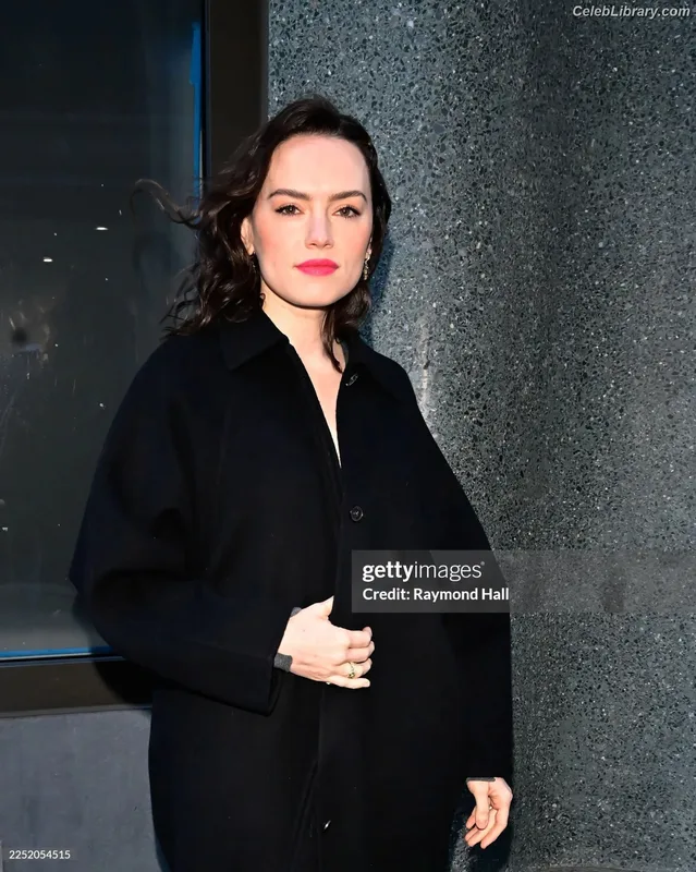 Daisy Ridley photo 17 of 1214