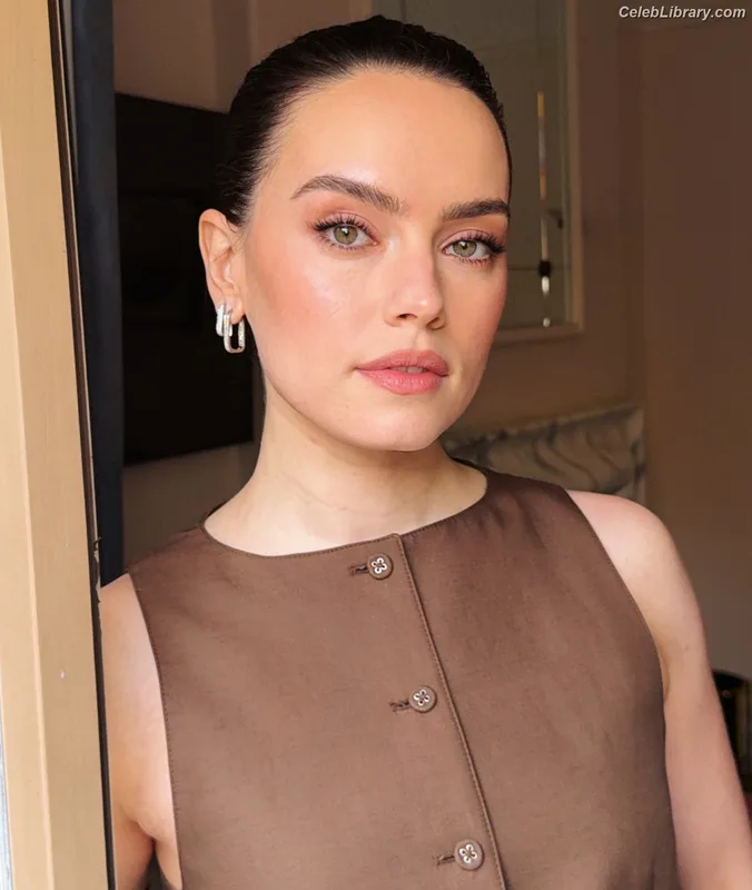 Daisy Ridley photo 18 of 1214