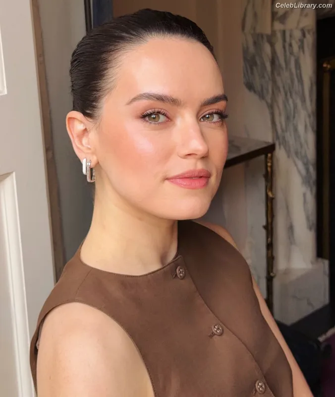 Daisy Ridley photo 19 of 1214