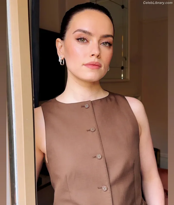 Daisy Ridley photo 21 of 1214