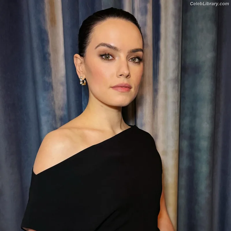 Daisy Ridley photo 23 of 1214
