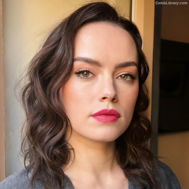 Daisy Ridley photo 1 of 1214