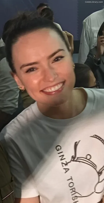 Daisy Ridley photo 2 of 1214