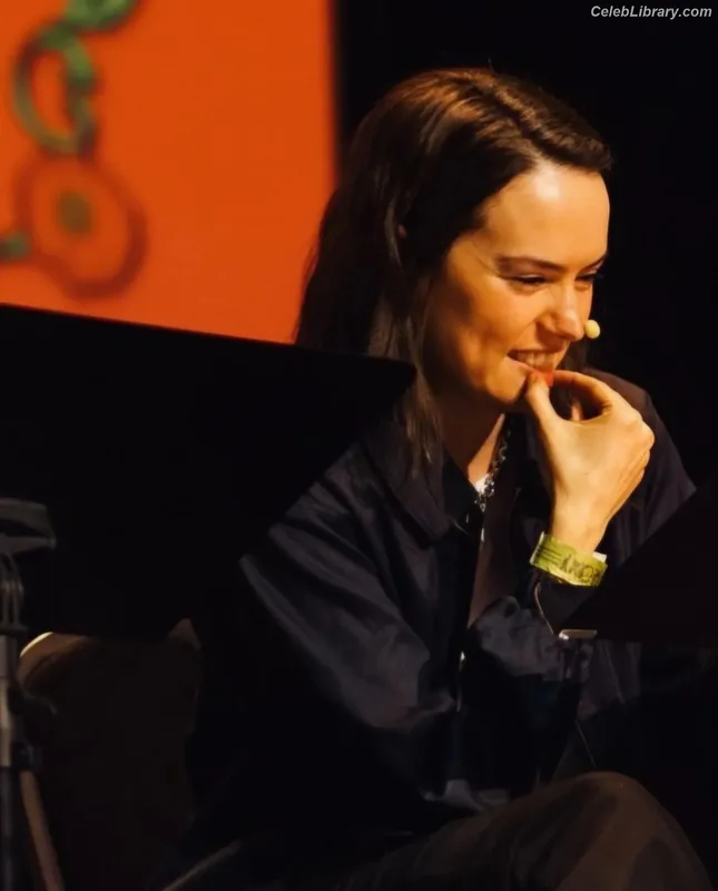 Daisy Ridley photo 2 of 1214