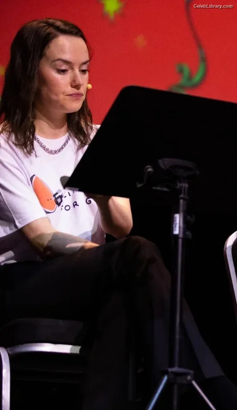 Daisy Ridley photo 5 of 1214
