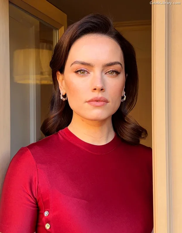 Daisy Ridley photo 14 of 1214