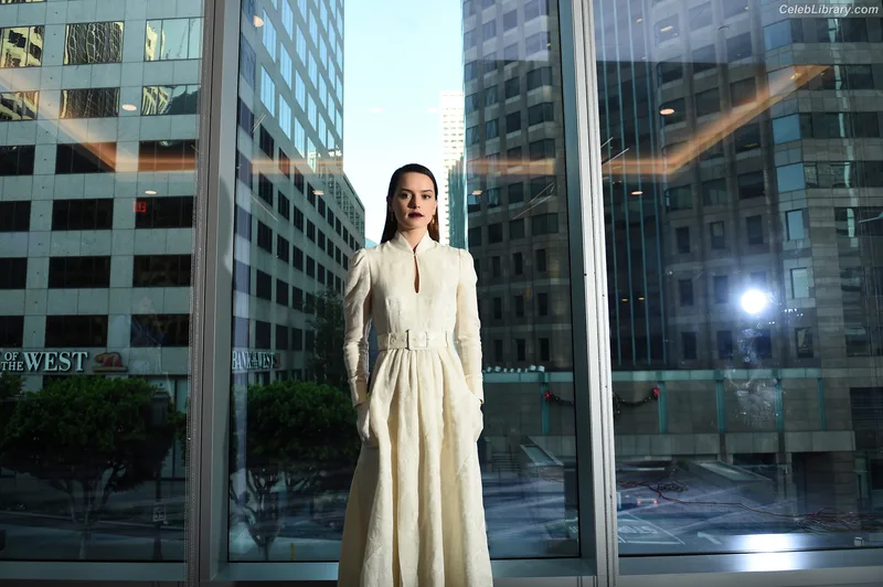 Daisy Ridley photo 1 of 1214