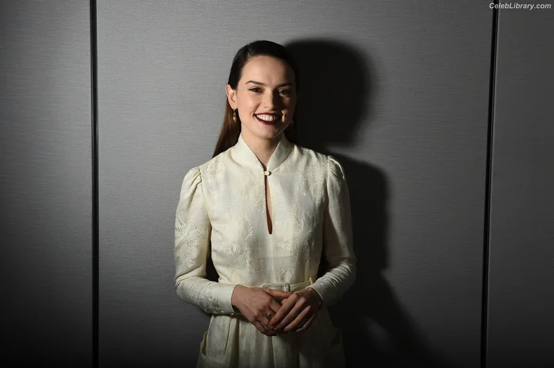 Daisy Ridley photo 2 of 1214